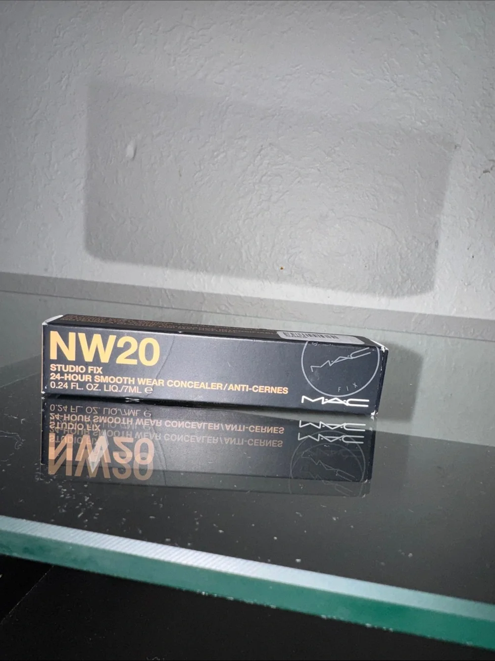 MAC Cosmetics Studio Fix Concealer NW20 - Black & Yellow Packaging
